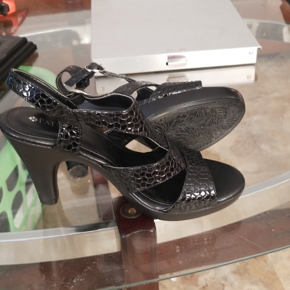 Size 6 Patrizia black heels